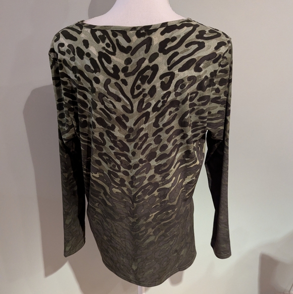 Belle by Kim Gravel Animal Print Knit Top Women's Medium Green V neck Stretch - Picture 4 of 10